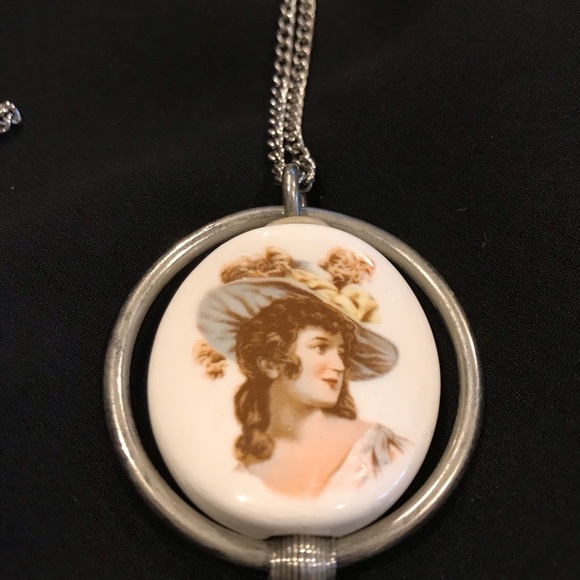 Vintage Jewelry - Vintage lady pendant necklace